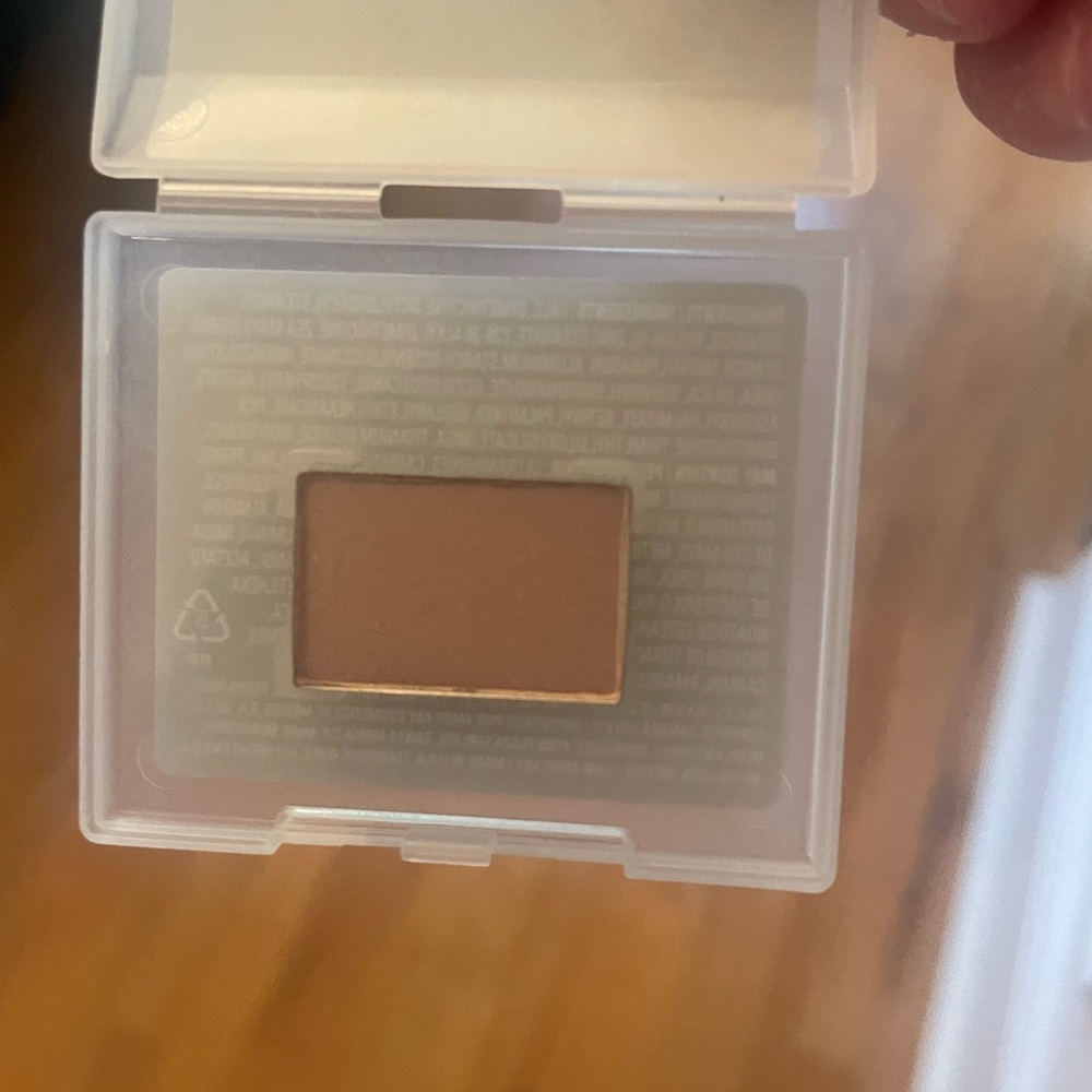 COPY - Mary Kay Spun Silk Mineral Eyeshadow - Soft Cream - Picture 5 of 6